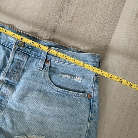 Women’s frayed Levis 501 Jean‎ shorts size W33 light Wash buttons fly distressed - Picture 3 of 9